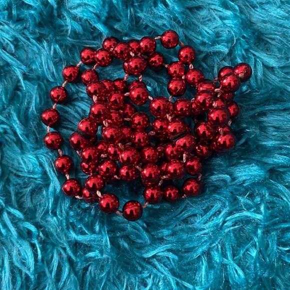 Red plastic spherical beads necklace - Picture 6 of 6